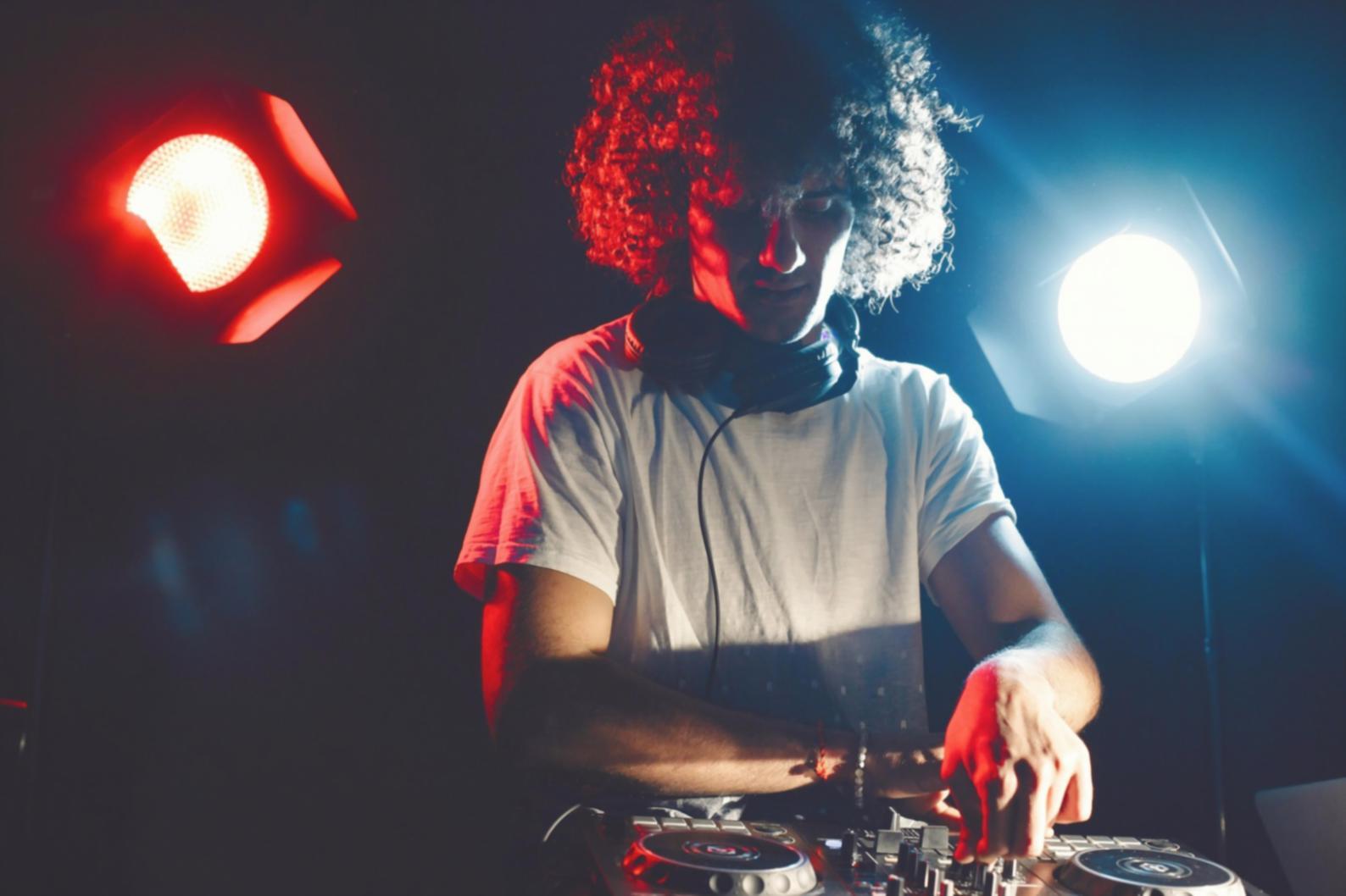 Studio di produzione musicale con attrezzatura professionale